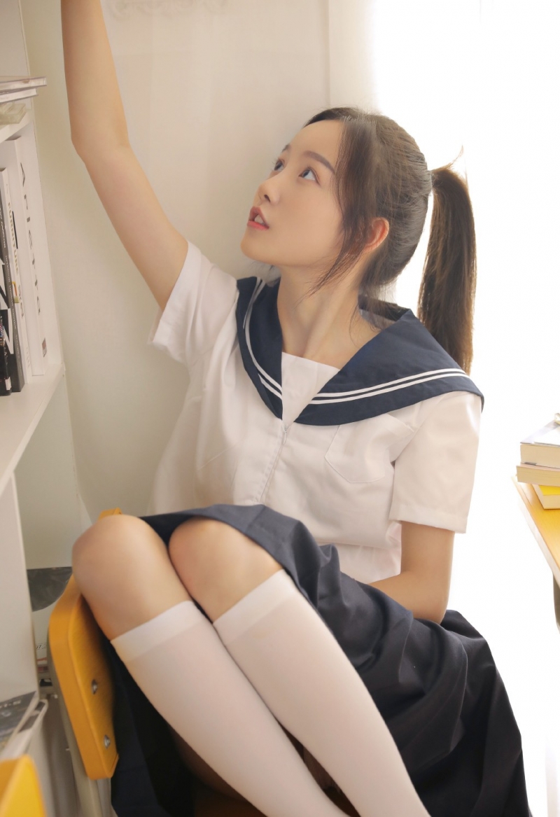 马尾辫学生妹海军制服教室写真  第6张