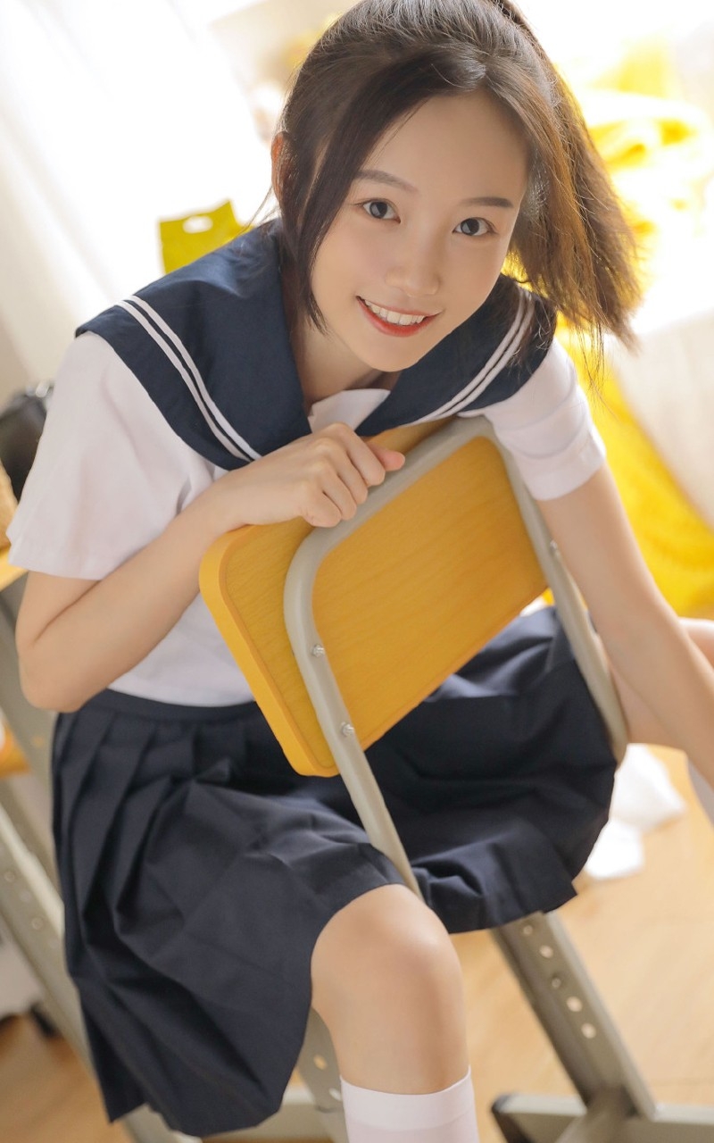 马尾辫学生妹海军制服教室写真  第8张