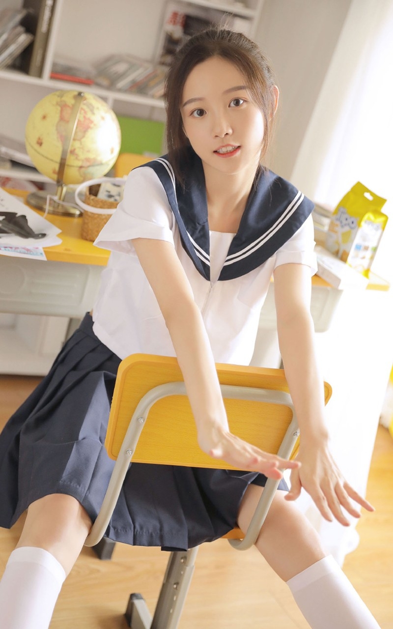 马尾辫学生妹海军制服教室写真  第9张