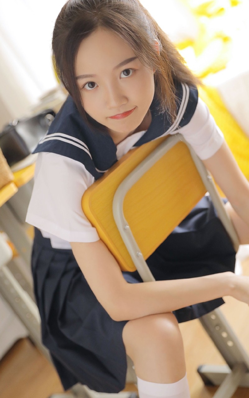 马尾辫学生妹海军制服教室写真  第10张