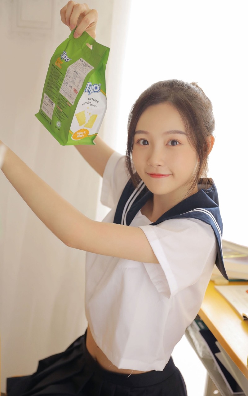 马尾辫学生妹海军制服教室写真  第11张