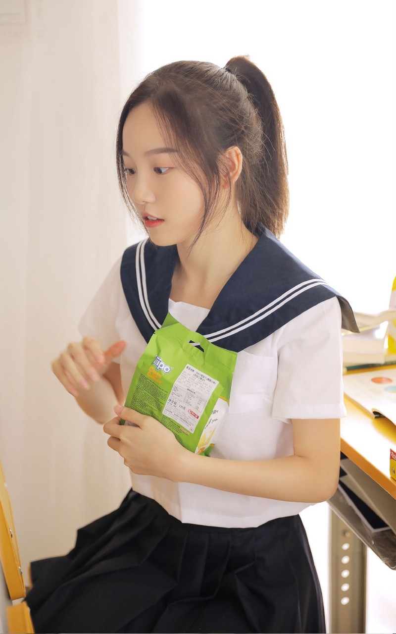 马尾辫学生妹海军制服教室写真  第12张