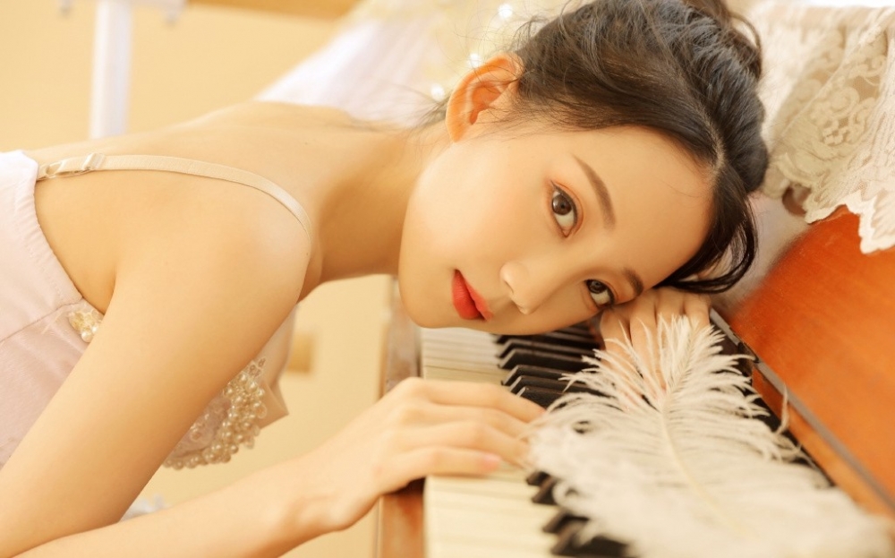 芭蕾舞美少女白丝美腿私房美图  第1张