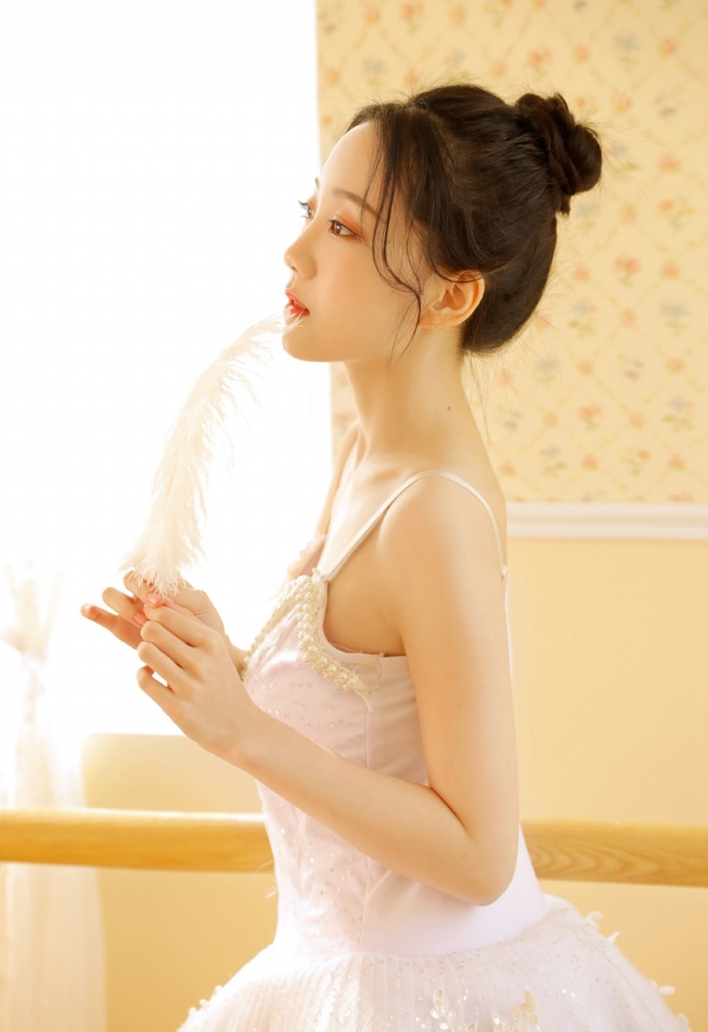 芭蕾舞美少女白丝美腿私房美图  第5张