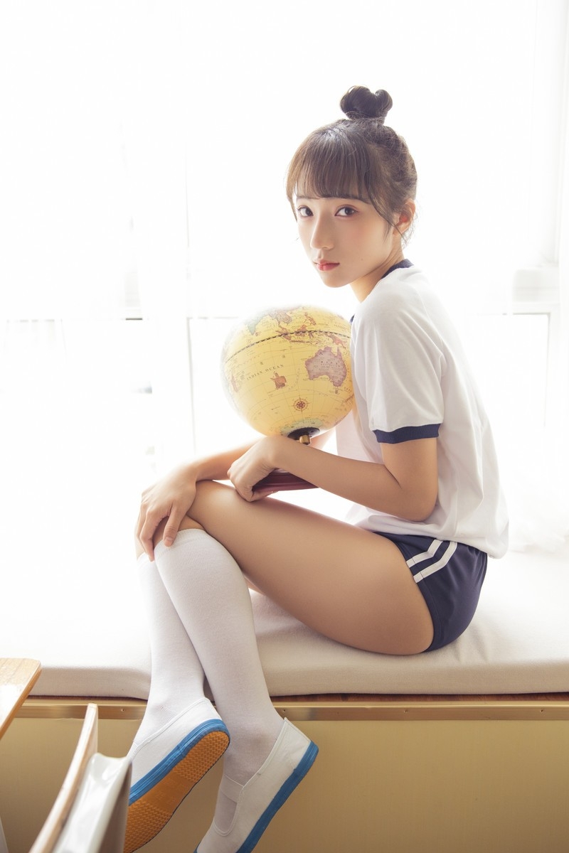 体操服学生妹白丝美腿教室写真  第2张