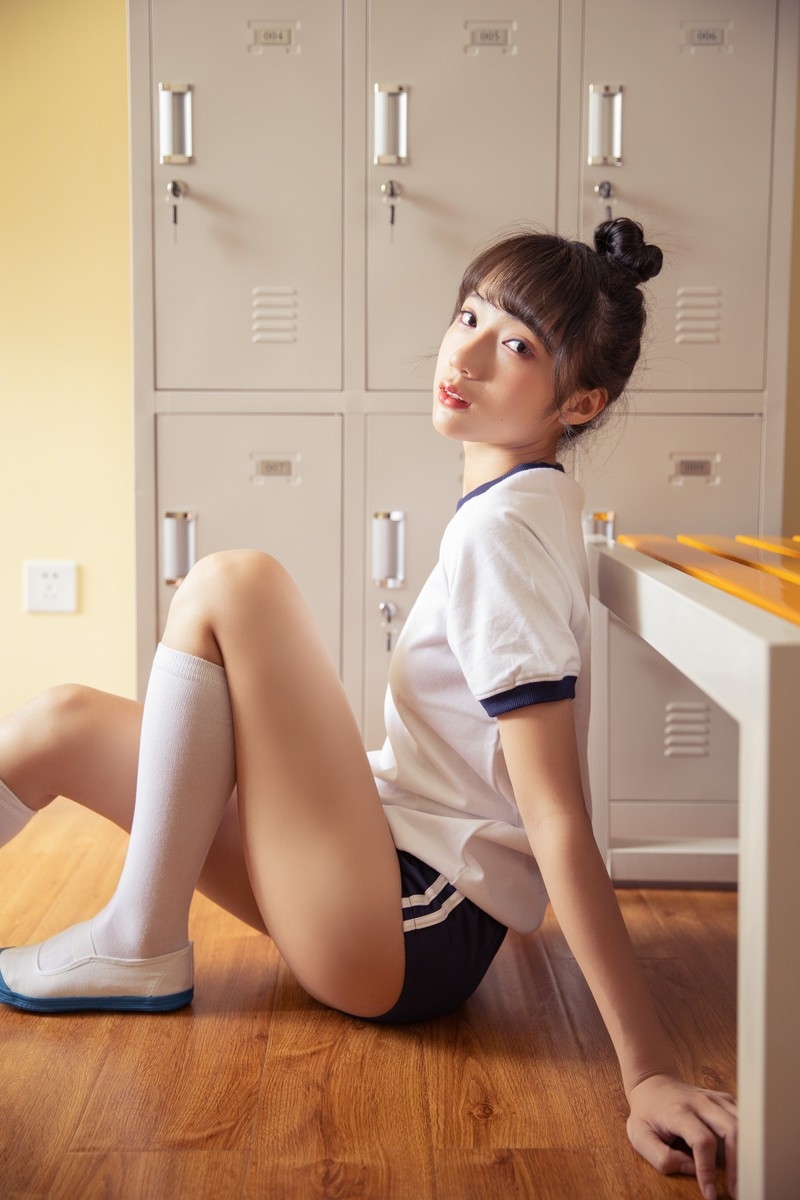 体操服学生妹白丝美腿教室写真  第3张