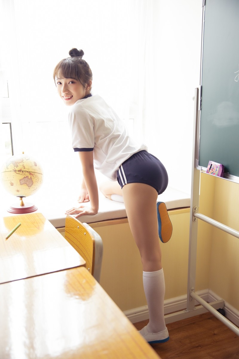 体操服学生妹白丝美腿教室写真  第4张