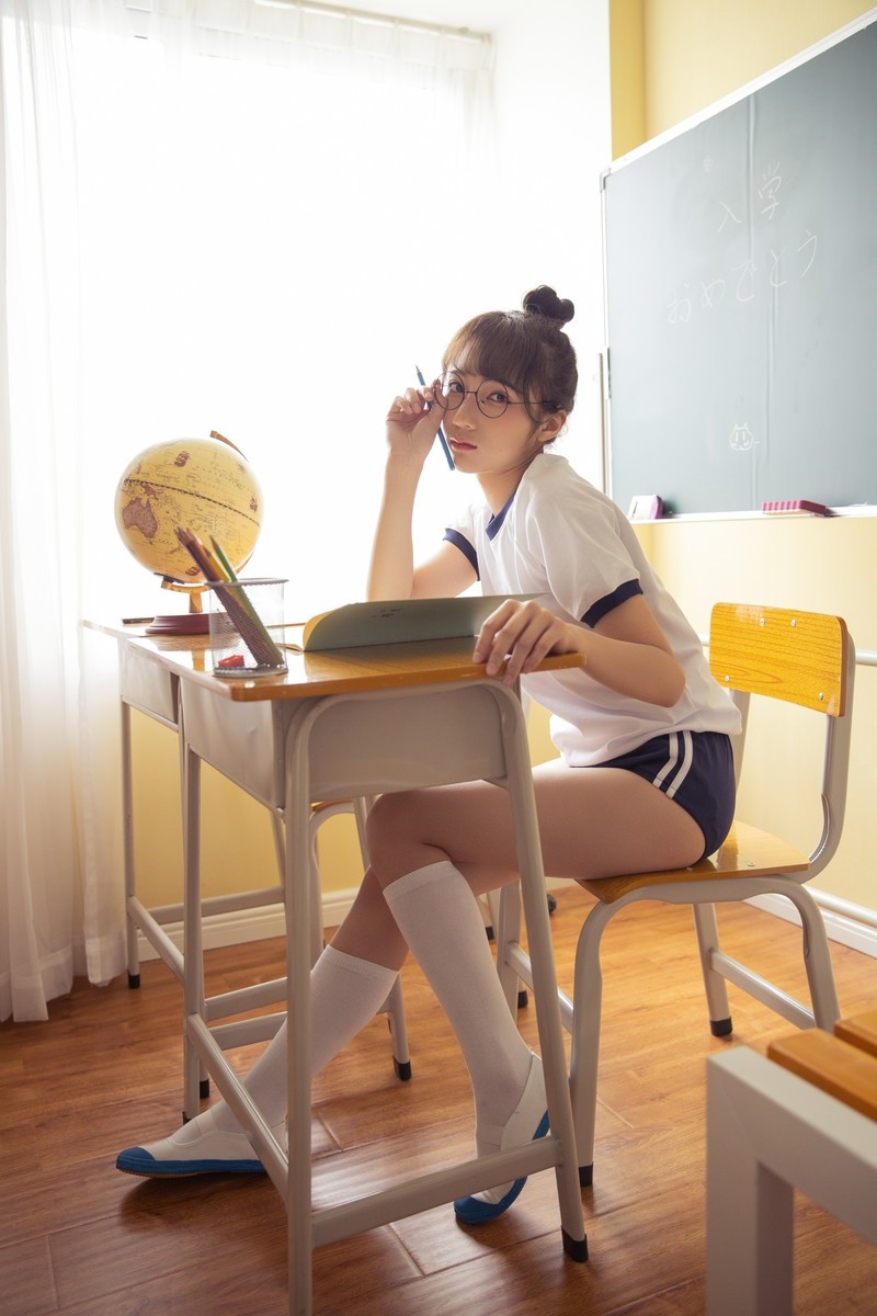 体操服学生妹白丝美腿教室写真  第5张