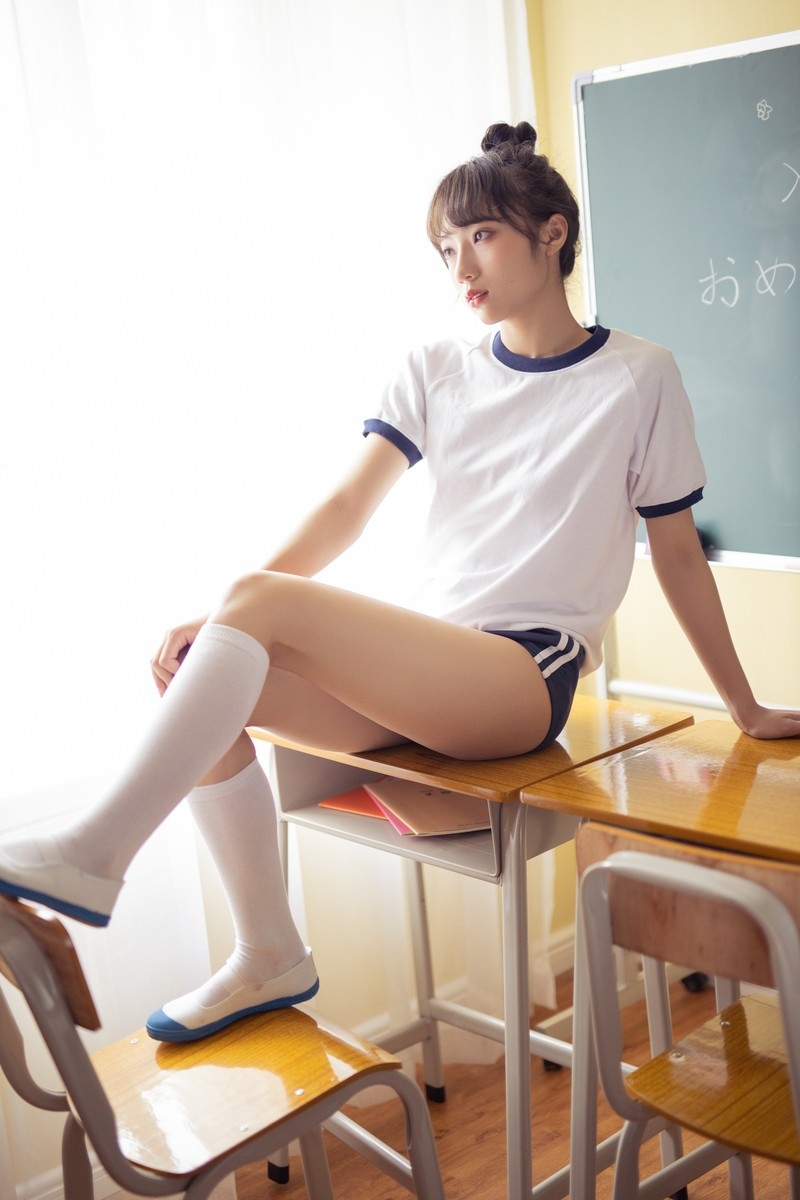 体操服学生妹白丝美腿教室写真  第6张
