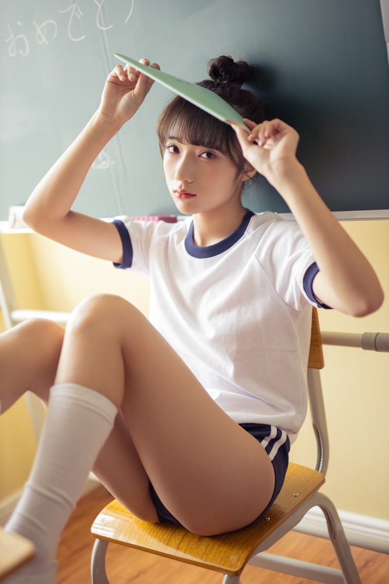 体操服学生妹白丝美腿教室写真  第7张