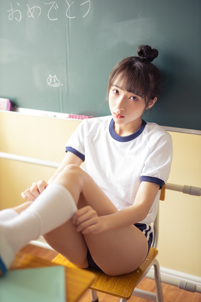 体操服学生妹白丝美腿教室写真  第8张