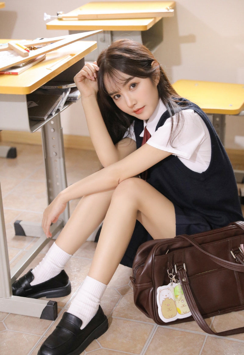 制服短裙校园美女清新可人私拍  第1张