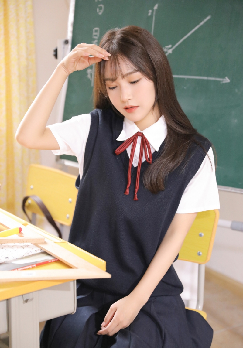制服短裙校园美女清新可人私拍  第6张