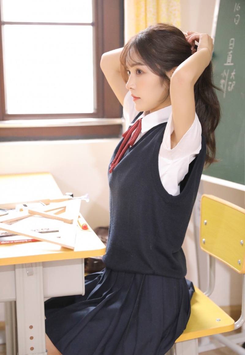 制服短裙校园美女清新可人私拍  第9张
