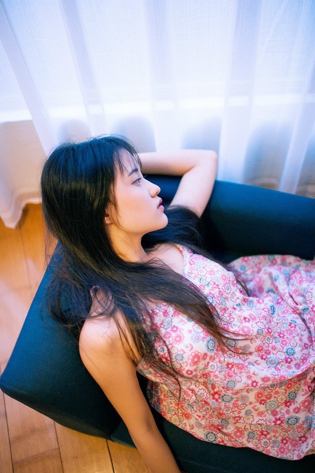 小清新美女碎花连衣裙室内照片  第3张