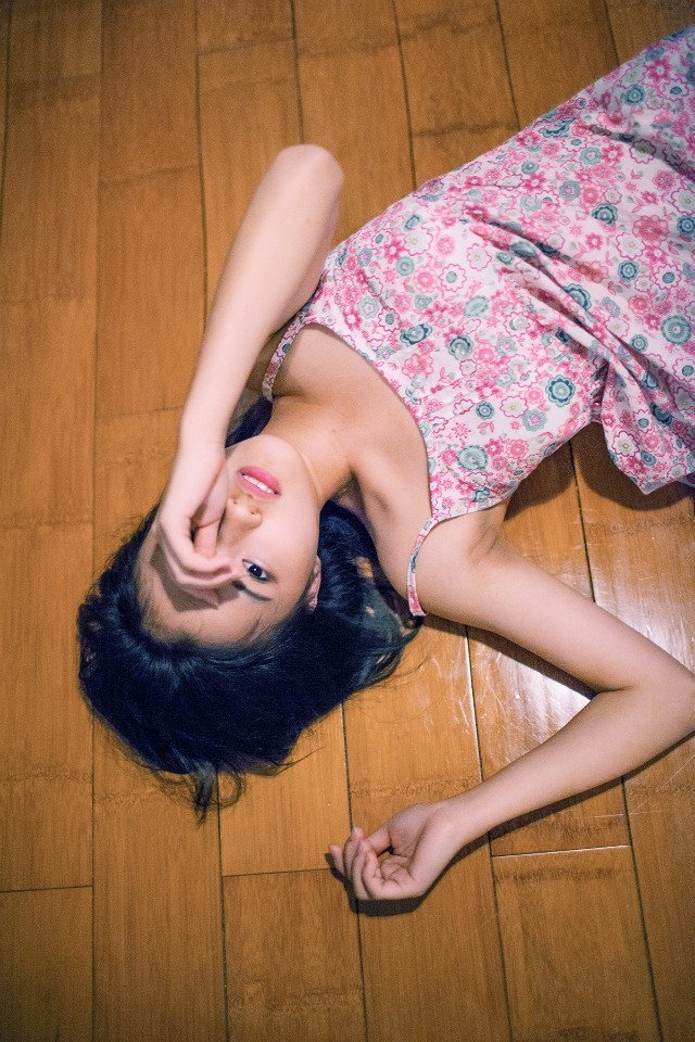 小清新美女碎花连衣裙室内照片  第5张