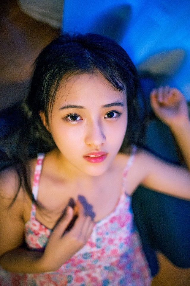 小清新美女碎花连衣裙室内照片  第6张