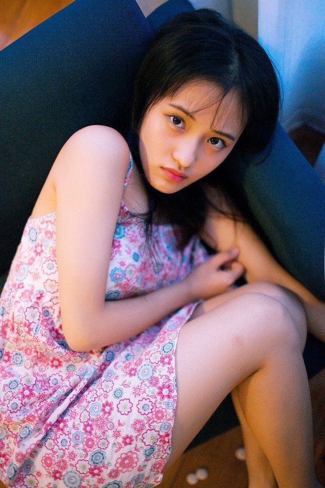 小清新美女碎花连衣裙室内照片  第8张