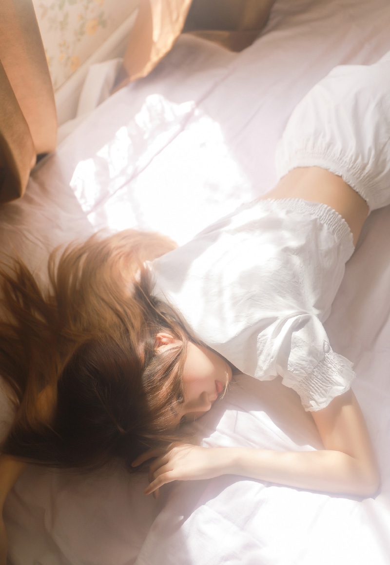 阳光下的金发女郎床上慵懒写真  第5张