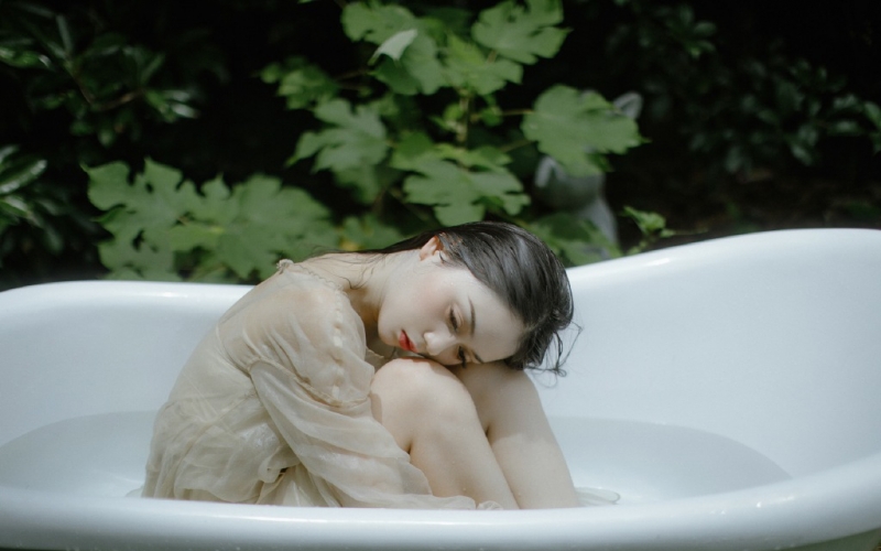 白嫩肌肤美女浴缸湿身诱惑写真  第1张