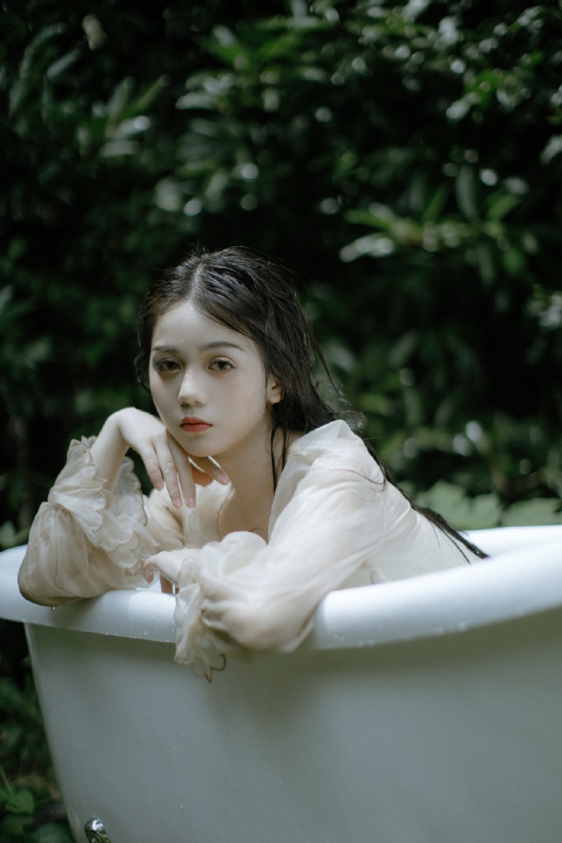白嫩肌肤美女浴缸湿身诱惑写真  第2张
