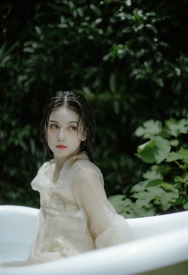 白嫩肌肤美女浴缸湿身诱惑写真  第3张