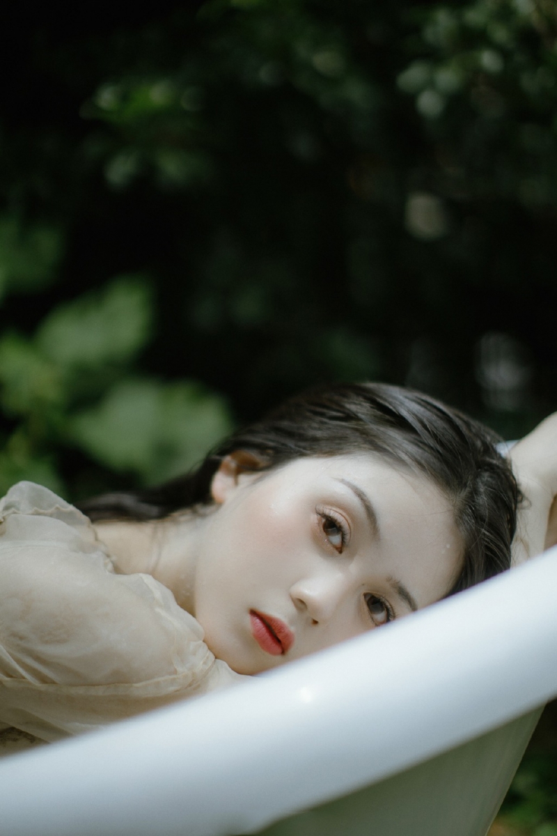 白嫩肌肤美女浴缸湿身诱惑写真  第5张