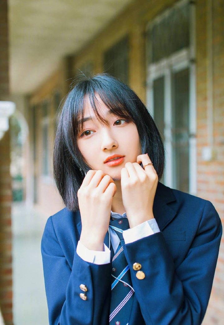 校园女神齐肩短发学生制服写真  第2张