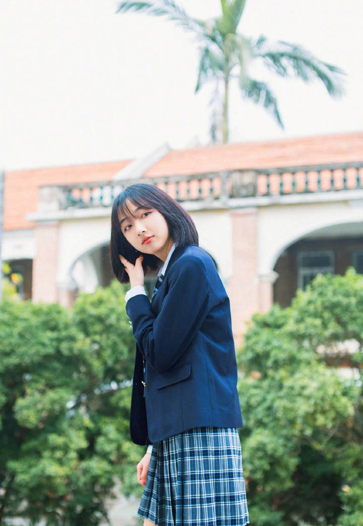 校园女神齐肩短发学生制服写真  第3张