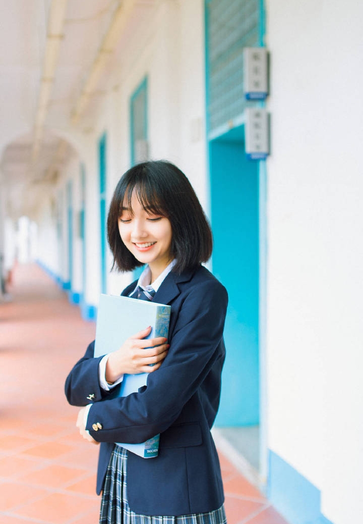 校园女神齐肩短发学生制服写真  第9张