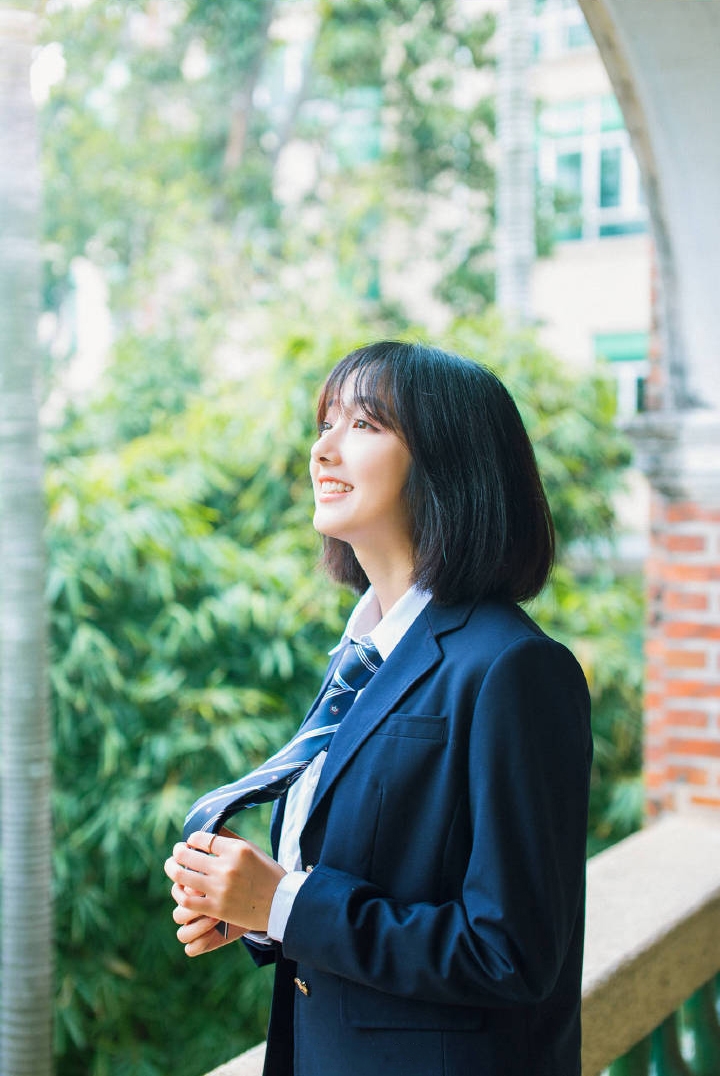 校园女神齐肩短发学生制服写真  第11张