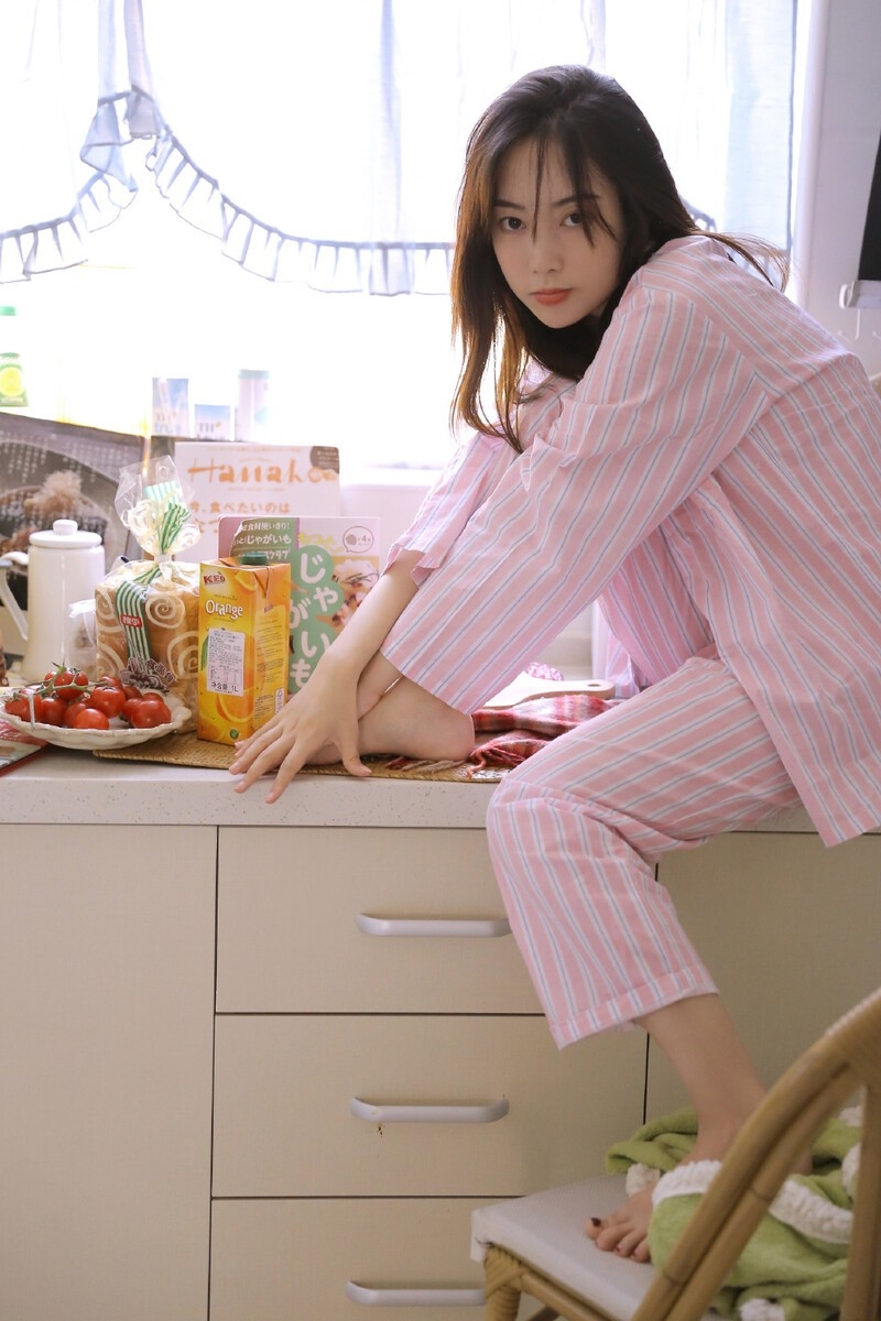 早安少女粉色睡衣甜美可人写真  第2张