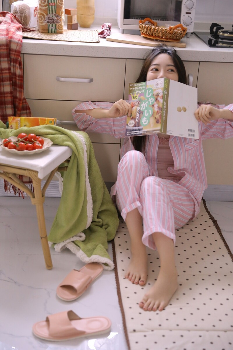 早安少女粉色睡衣甜美可人写真  第5张