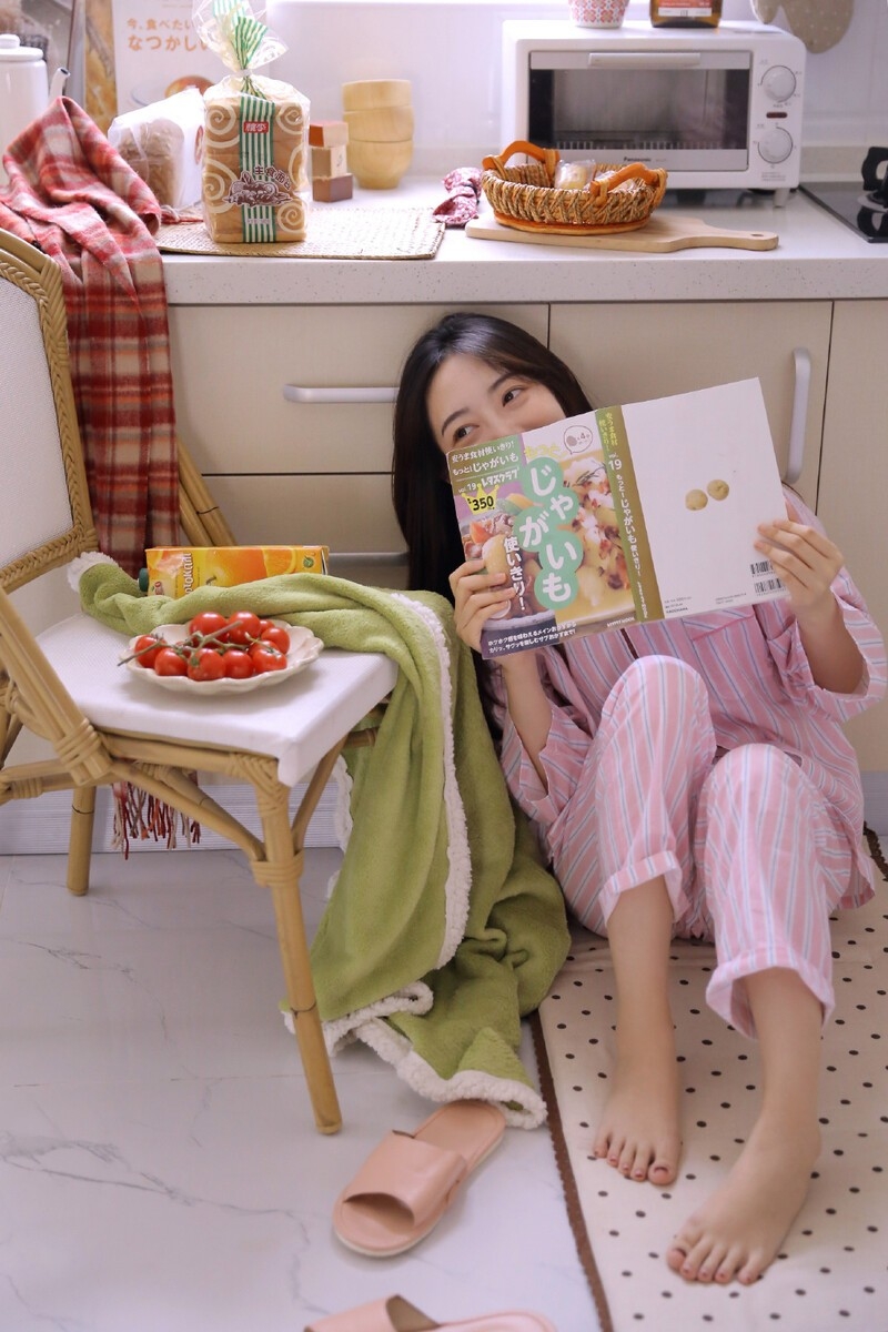 早安少女粉色睡衣甜美可人写真  第7张