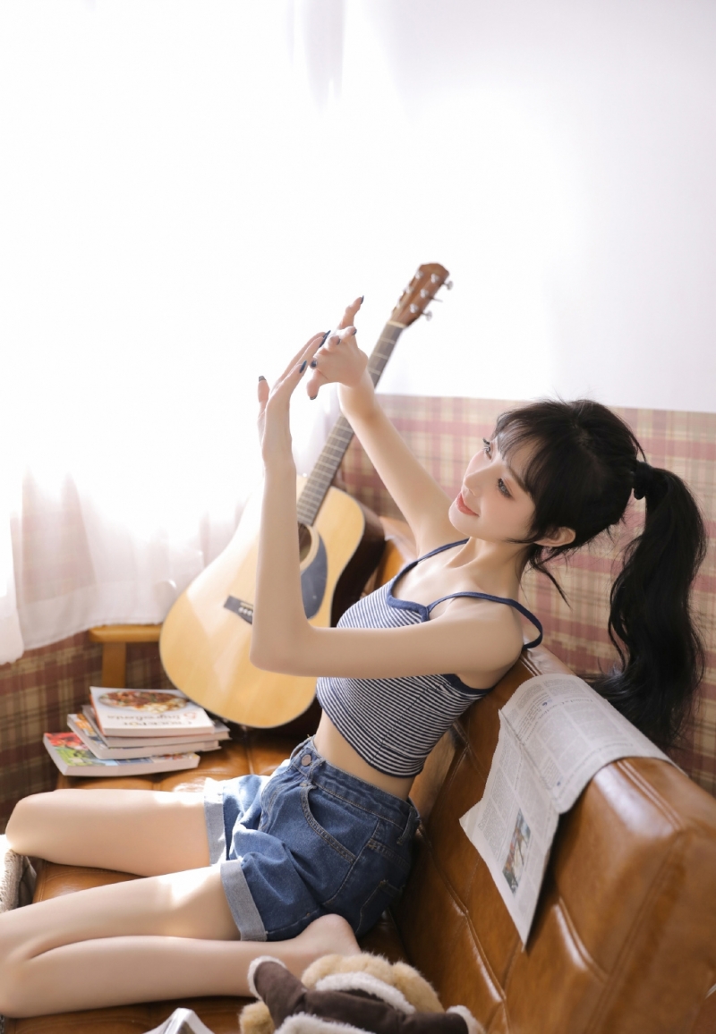 单马尾美少女小蛮腰大长腿写真  第3张