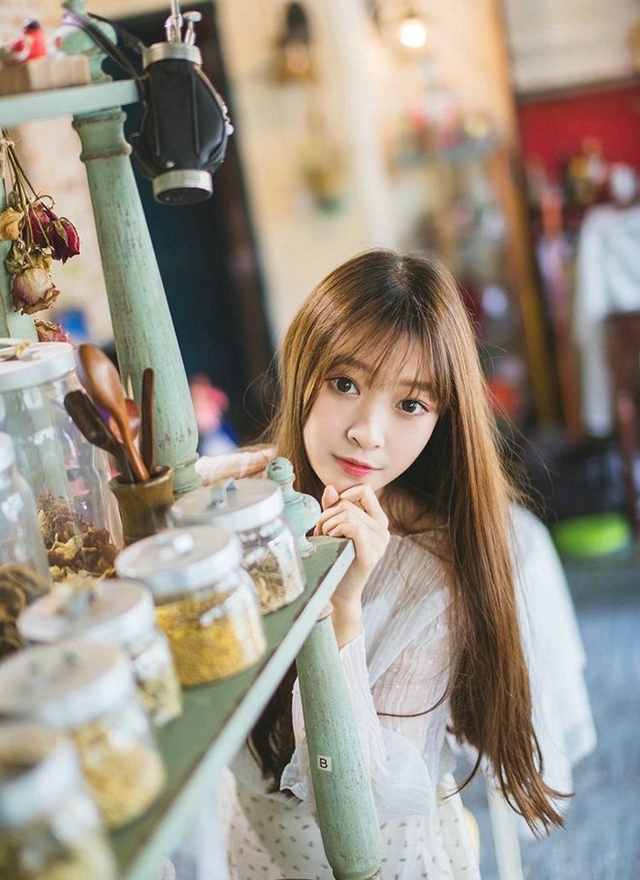 金发少女漂亮脸蛋室内个人写真  第3张