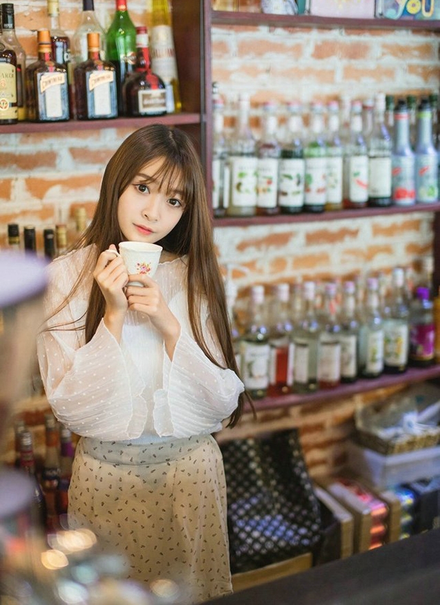 金发少女漂亮脸蛋室内个人写真  第4张