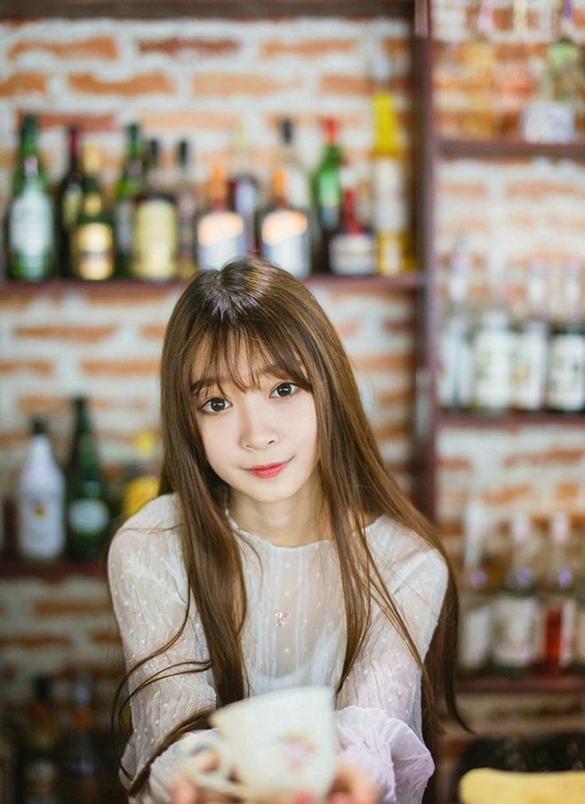 金发少女漂亮脸蛋室内个人写真  第5张