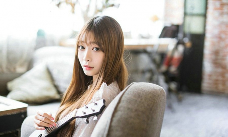金发少女漂亮脸蛋室内个人写真  第7张