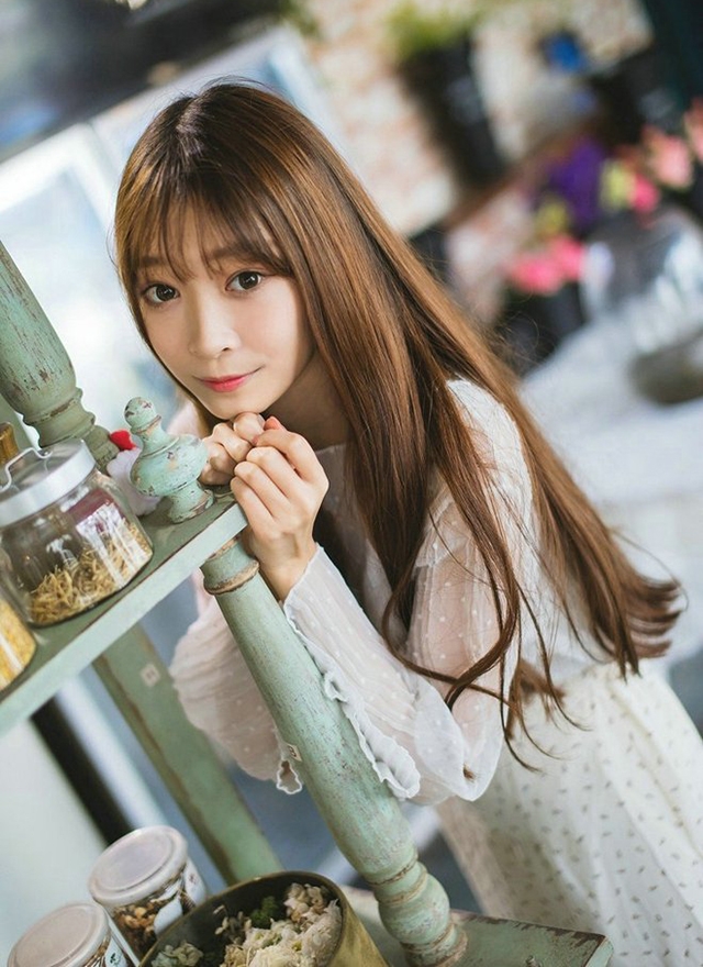 金发少女漂亮脸蛋室内个人写真  第8张