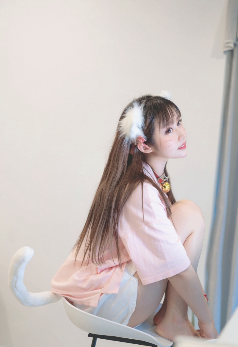 可爱软萌猫系美女修长美腿写真  第1张