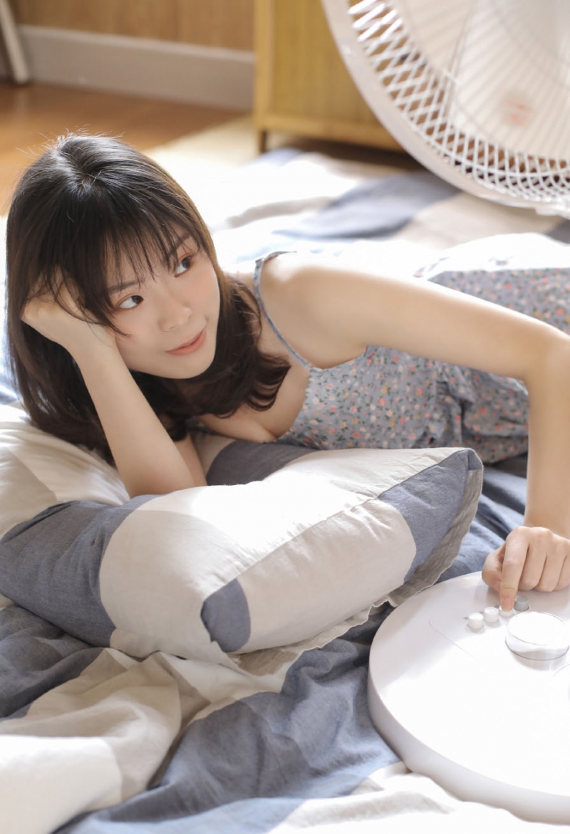 早安少女吊带睡裙慵懒随性写真  第1张