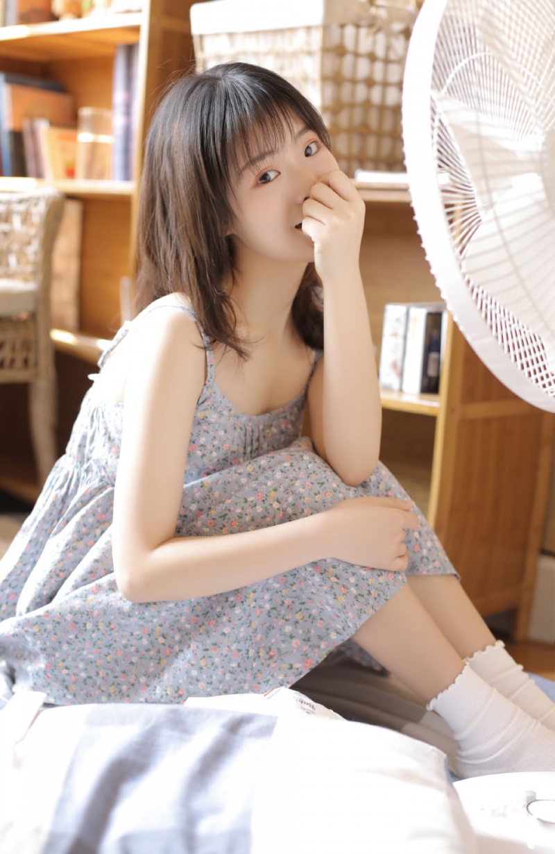 早安少女吊带睡裙慵懒随性写真  第2张