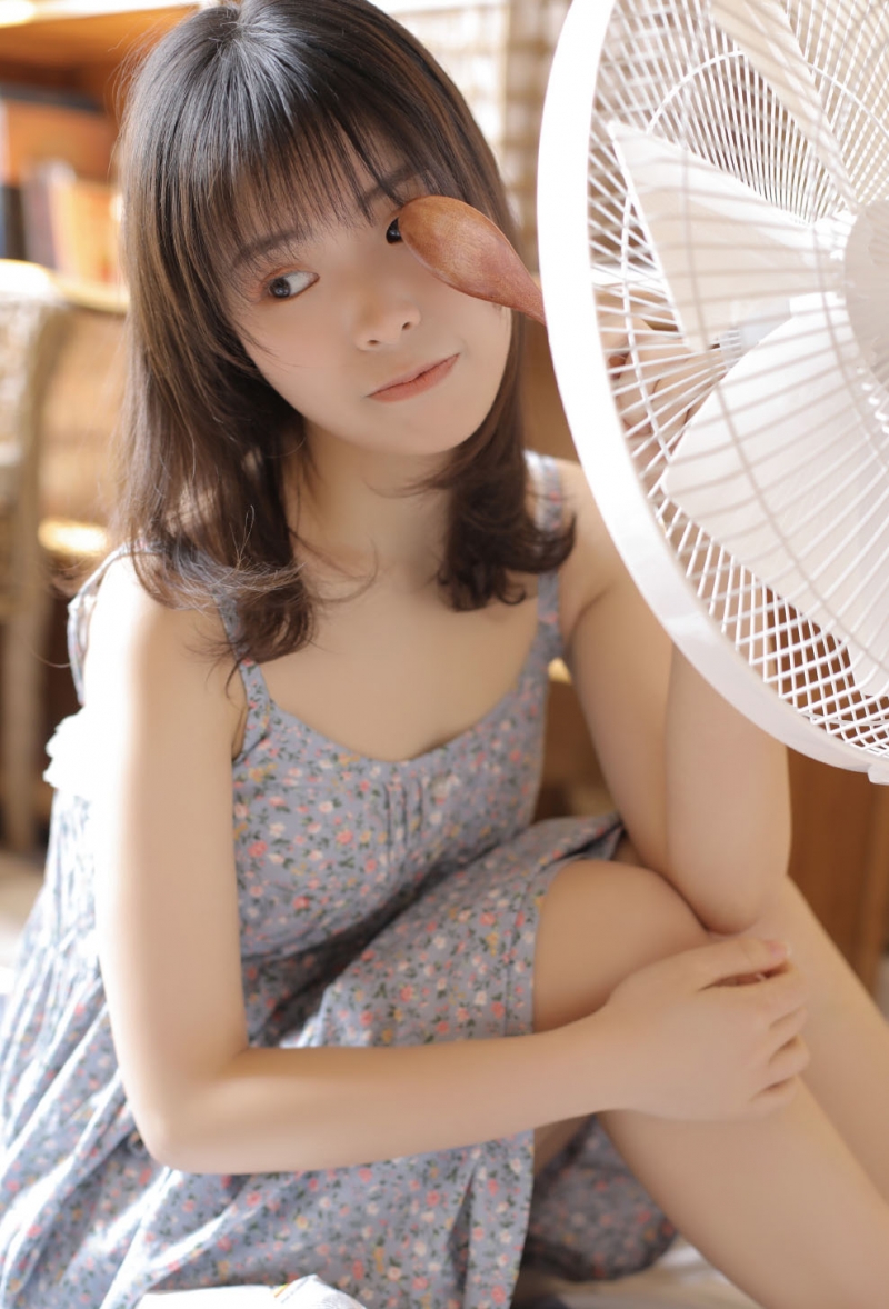 早安少女吊带睡裙慵懒随性写真  第3张