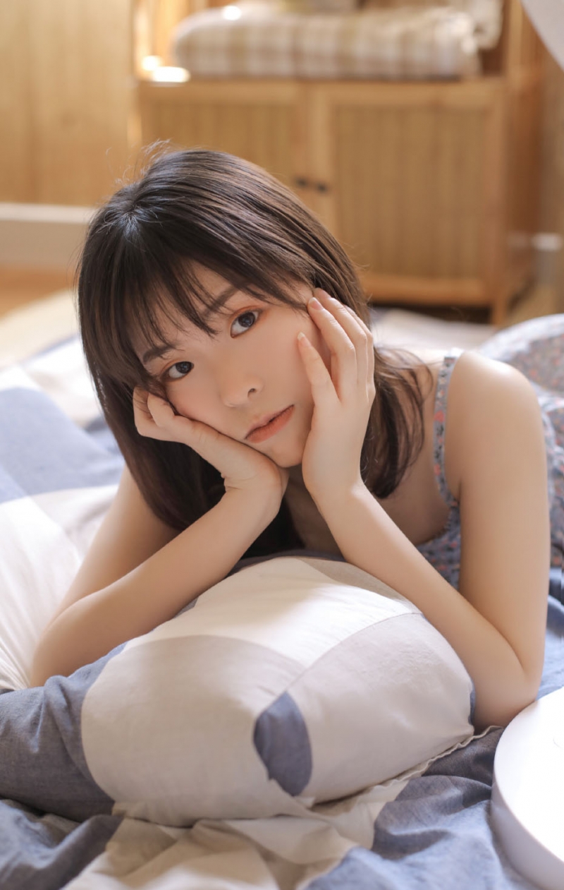 早安少女吊带睡裙慵懒随性写真  第4张