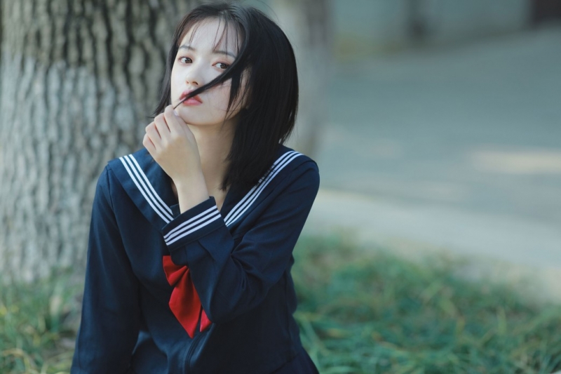 清纯美女校花学生制服户外写真  第1张