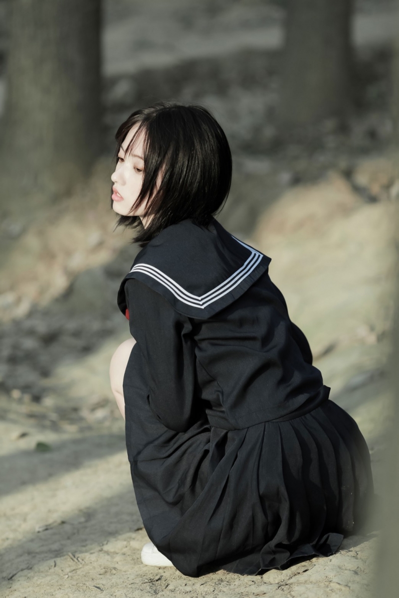 清纯美女校花学生制服户外写真  第2张