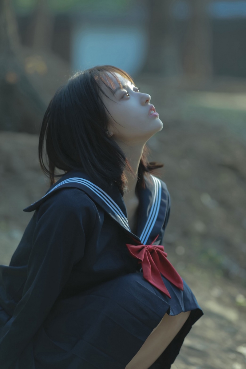 清纯美女校花学生制服户外写真  第4张