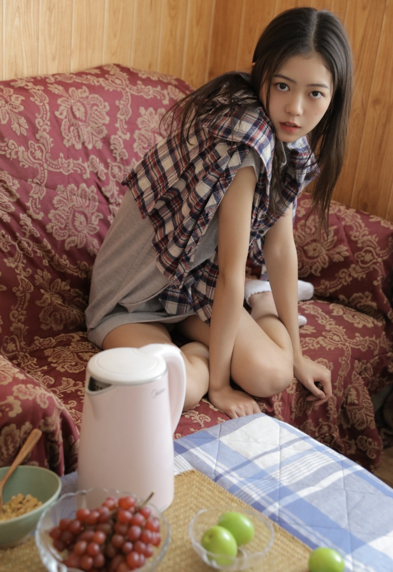 长发美女清新气质室内个人写真  第6张