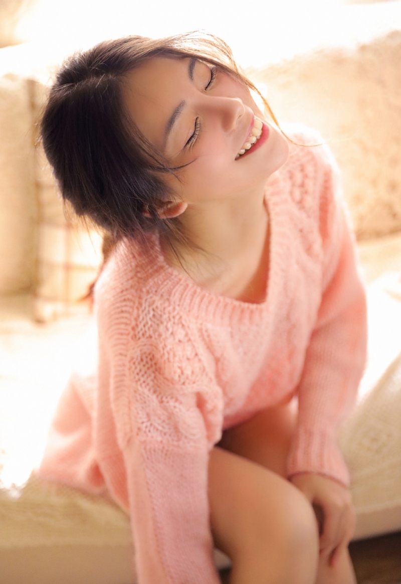 早安少女粉色毛衣甜美可人写真  第2张